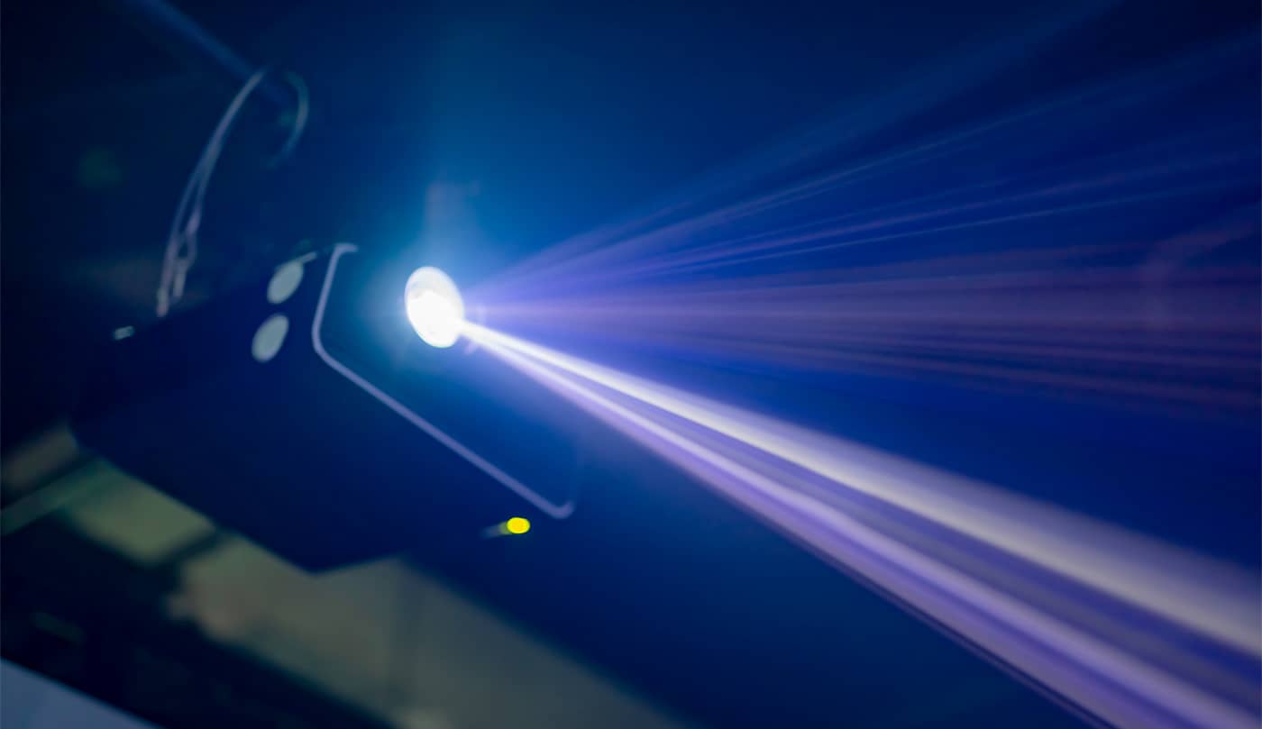 強い光源出力に光学製品が耐えうるコーティングを実現